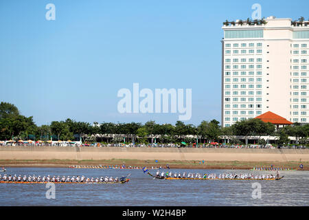 Phnom Penh feiert Bon Om Touk, der Kambodschanischen Wasser Festival, mit Drachenbootrennen auf dem Tonle Sap Fluss. Kambodscha. Stockfoto