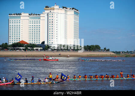 Phnom Penh feiert Bon Om Touk, der Kambodschanischen Wasser Festival, mit Drachenbootrennen auf dem Tonle Sap Fluss. Kambodscha. Stockfoto