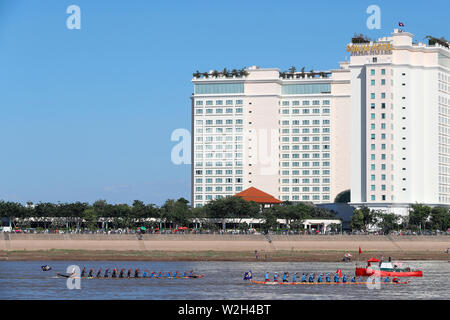 Phnom Penh feiert Bon Om Touk, der Kambodschanischen Wasser Festival, mit Drachenbootrennen auf dem Tonle Sap Fluss. Kambodscha. Stockfoto