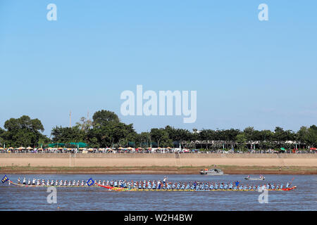 Phnom Penh feiert Bon Om Touk, der Kambodschanischen Wasser Festival, mit Drachenbootrennen auf dem Tonle Sap Fluss. Kambodscha. Stockfoto