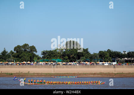 Phnom Penh feiert Bon Om Touk, der Kambodschanischen Wasser Festival, mit Drachenbootrennen auf dem Tonle Sap Fluss. Kambodscha. Stockfoto