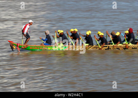 Phnom Penh feiert Bon Om Touk, der Kambodschanischen Wasser Festival, mit Drachenbootrennen auf dem Tonle Sap Fluss. Kambodscha. Stockfoto