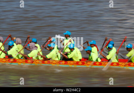 Phnom Penh feiert Bon Om Touk, der Kambodschanischen Wasser Festival, mit Drachenbootrennen auf dem Tonle Sap Fluss. Kambodscha. Stockfoto