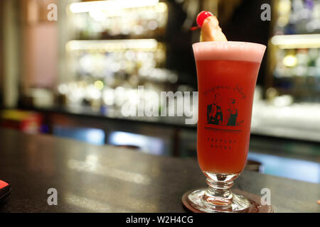 Raffles Hotel Le Royal. Die Elephant Bar. Singapore Sling Cocktail. Phnom Penh. Kambodscha. Stockfoto