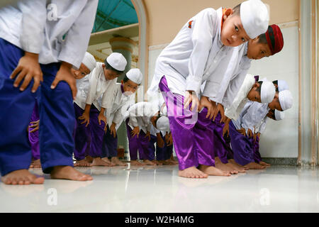 Nurunnaim Moschee. Junge muslimische Jungen beten für Freitag Gebet. Phnom Penh. Kambodscha. Stockfoto