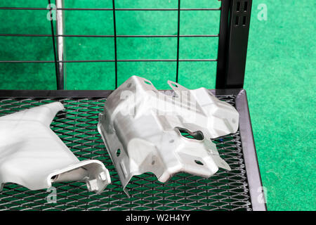 Stahl stanzen Teil im Korb für die Automobilindustrie Stockfoto