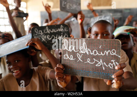 Afrikanische Grundschule. Kinder durch die französische NRO gefördert: la Chaine de l'Espoir. (Kette der Hoffnung). Lome. Togo. Stockfoto