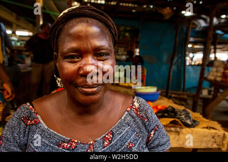 Ladenbesitzer auf dem Markt in Dapaong, Togo. Stockfoto