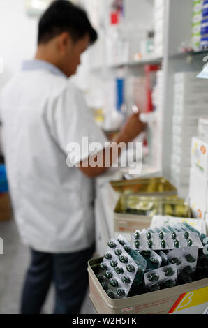 Krankenhaus Apotheke. Apotheker bei der Arbeit. Tam Duc Kardiologie Krankenhaus. Ho Chi Minh City. Vietnam. Stockfoto