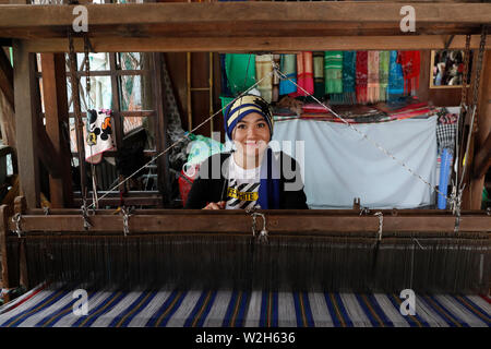 Traditionelle Hand Webstuhl. Lokale muslimische Frau fleißig Weben bunte Tücher. Chau Doc Vietnam. Stockfoto