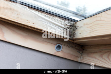 Dach Fenster nach undicht, Holz zu verrotten beginnt Stockfoto