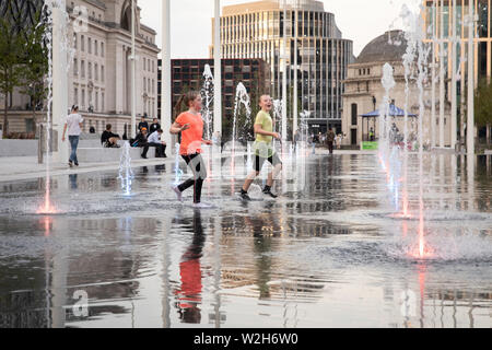 Centenary Square Birmingham. Die Werbetafeln wurden im Juli 2019 entfernt, Brunnen und einem Spiegel Wasserspiel zu offenbaren. Stockfoto