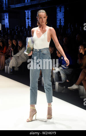 Berlin, Deutschland. 07 Juli, 2019. Modell der LEGER von Lena Gercke Fashion Show an der über Sie Fashion Week im E-Werk. Berlin, 07.07.2019 | Verwendung der weltweiten Kredit: dpa/Alamy leben Nachrichten Stockfoto