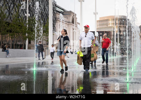 Centenary Square Birmingham. Die Werbetafeln wurden im Juli 2019 entfernt, Brunnen und einem Spiegel Wasserspiel zu offenbaren. Stockfoto