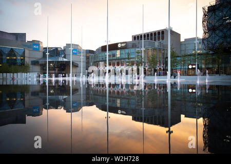 Centenary Square Birmingham. Die Werbetafeln wurden im Juli 2019 entfernt, Brunnen und einem Spiegel Wasserspiel zu offenbaren. Stockfoto