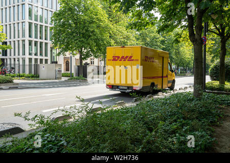 Frankfurt am Main, Juli 2019. Eine DHL Lieferung van auf der Straße Stockfoto