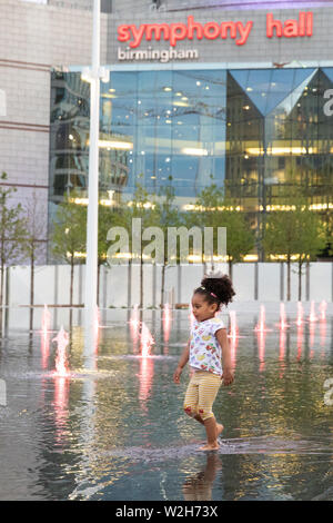 Centenary Square Birmingham. Die Werbetafeln wurden im Juli 2019 entfernt, Brunnen und einem Spiegel Wasserspiel zu offenbaren. Stockfoto