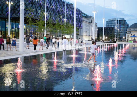 Centenary Square Birmingham. Die Werbetafeln wurden im Juli 2019 entfernt, Brunnen und einem Spiegel Wasserspiel zu offenbaren. Stockfoto