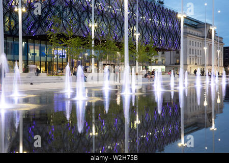 Centenary Square Birmingham. Die Werbetafeln wurden im Juli 2019 entfernt, Brunnen und einem Spiegel Wasserspiel zu offenbaren. Stockfoto