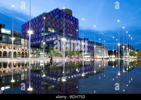 Centenary Square Birmingham. Die Werbetafeln wurden im Juli 2019 entfernt, Brunnen und einem Spiegel Wasserspiel zu offenbaren. Stockfoto