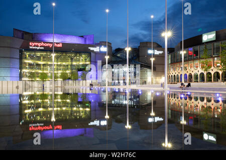 Centenary Square Birmingham. Die Werbetafeln wurden im Juli 2019 entfernt, Brunnen und einem Spiegel Wasserspiel zu offenbaren. Stockfoto