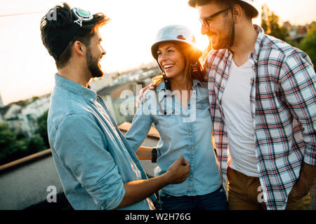 Gruppe von Freunden feiern auf der Terrasse Stockfoto