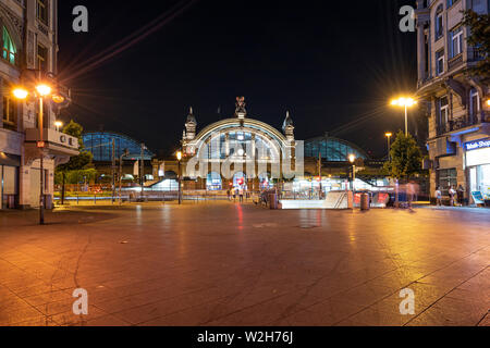 Frankfurt am Main, Juli 2019. Frankfurt am Hauptbahnhof bei Nacht Stockfoto