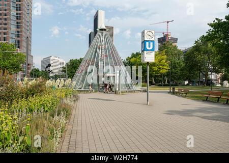 Frankfurt am Main, Juli 2019. Eine Ansicht der Festhalle Messe U-Bahn Station Stockfoto