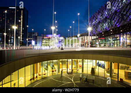 Centenary Square Birmingham. Die Werbetafeln wurden im Juli 2019 entfernt, Brunnen und einem Spiegel Wasserspiel zu offenbaren. Stockfoto