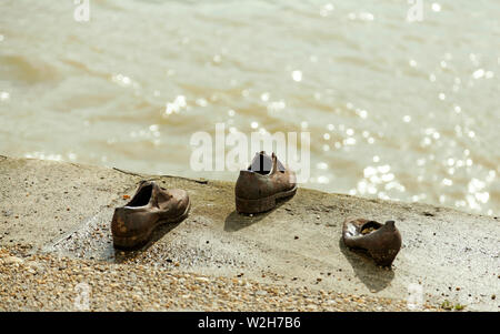 Budapest, Ungarn - 28. Mai 2019: Schuhe von der Donau im Sonnenschein Stockfoto