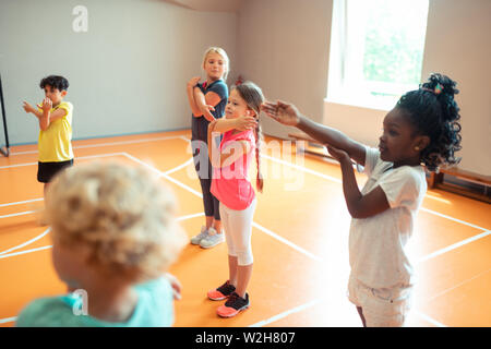 Grundschule Kinder arbeiten bei Sport. Stockfoto