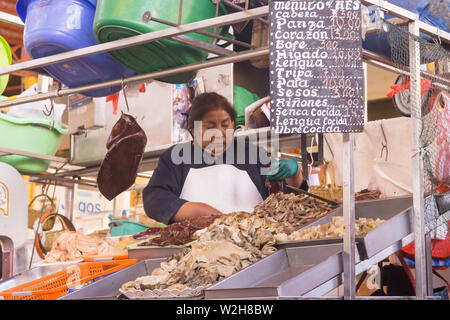 San Camilo Markt, Arequipa - eine Frau Metzger an ihrer Arbeiten Abschaltdruck am San Camilo Markt in Arequipa, Peru, Südamerika. Stockfoto