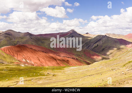 Peru Palccoyo Berg (alternative Rainbow Berg) - Bunte Hänge des Palccoyo Berg in Peru, Südamerika. Stockfoto