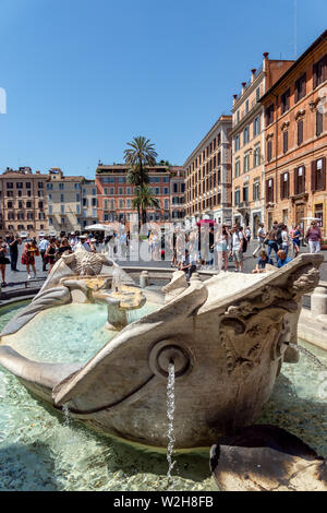 Fontana della Barcaccia auf der Piazza di Spagna - Rom, Italien Stockfoto