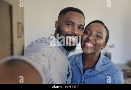 Lächelnden jungen afrikanischen amerikanischen Paar selfies zu Hause unter Stockfoto