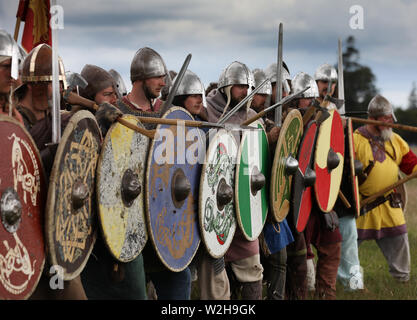 Die Wikinger - Wikinger Krieger Verriegelung shield Wall, mit Schwertern und mit Stangen Stockfoto