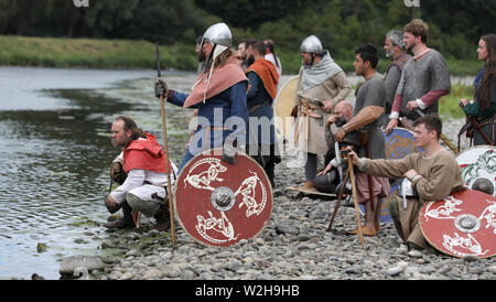 Viking Re-enactment-Gruppe neben einem Fluss ausruhen Stockfoto