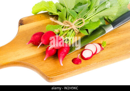 Bündel frische rote Radieschen auf Holz Schneidebrett für das Kochen. Stockfoto