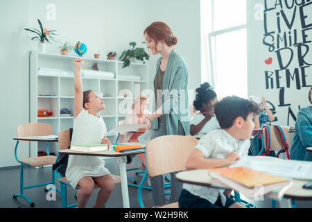 Kleines Mädchen wegen ihrer guten Mark glücklich. Stockfoto