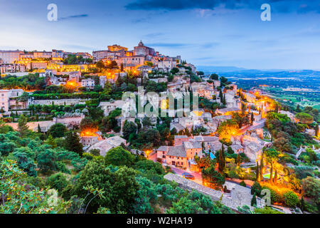 Luftaufnahme von Gordes, einer kleinen mittelalterlichen Stadt in der Provence, Frankreich. Stockfoto