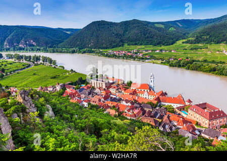 Wachau, Österreich. Die mittelalterliche Stadt Durnstein entlang der Donau. Stockfoto