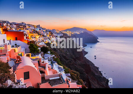 Santorini, Griechenland. Das malerische Dorf Oia bei Sonnenaufgang. Stockfoto