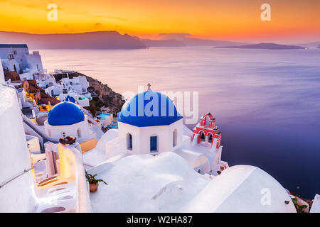 Santorini, Griechenland. Das malerische Dorf Oia bei Sonnenaufgang. Stockfoto