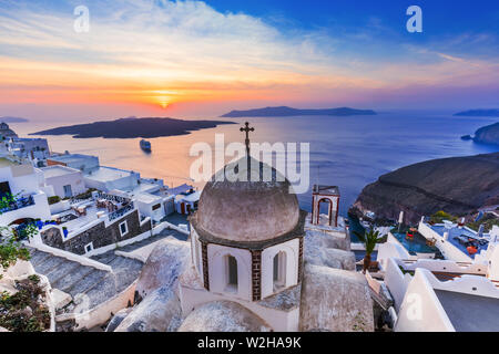 Santorini, Griechenland. Das malerische Dorf Fira bei Sonnenuntergang. Stockfoto