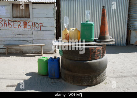 Sortiment an Kunststoffbehältern für Benzin, Mwandi, Sambia, Afrika. Stockfoto