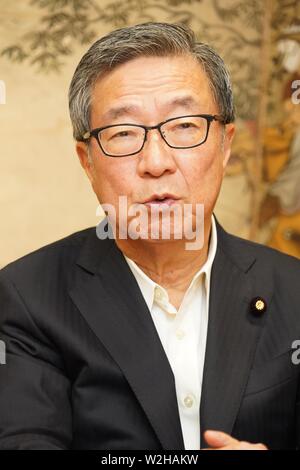 Japanische Gesetzgeber Takeshi Fujimaki ist Tokio, Japan am 27. Juni 2019 befragt. Credit: Tsutomu Yamada/LBA/Alamy leben Nachrichten Stockfoto