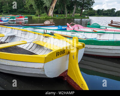 Bunte Ruderboote auf dem Meare in Damme Suffolk England Stockfoto