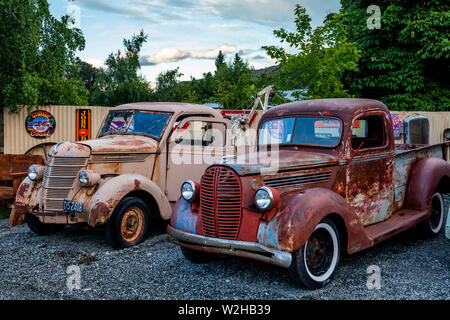 Rost altmodische Autos an der Drei Bäche Einkaufsviertel, Burkes Pass, Mackenzie District, South Island, Neuseeland Stockfoto