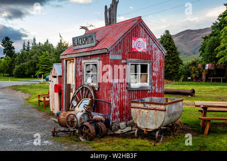 Eine alte Schmiede Hütte auf der Drei Bäche Einkaufsviertel, Burkes Pass, Mackenzie District, South Island, Neuseeland Stockfoto