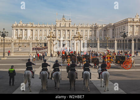 Madrid, Spanien. Reisebus mit einem Botschafter in Spanien zum Königlichen Palast für die Präsentation von Anmeldeinformationen Zeremonie. Stockfoto